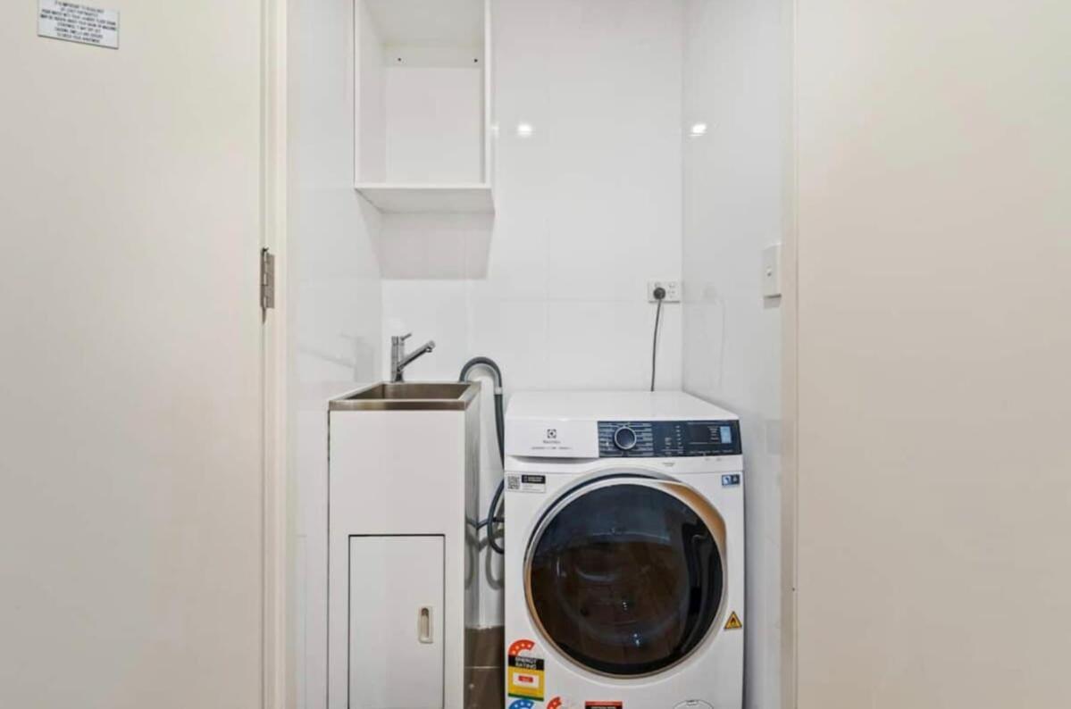 Apartment Central, Modern 1 Bedroom With Air-con & Balcony
