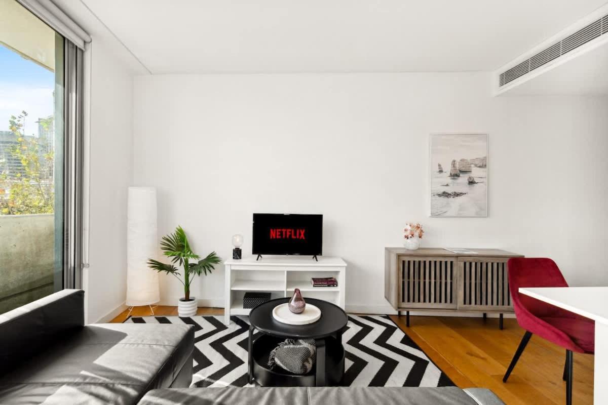Apartment Central, Modern 1 Bedroom With Air-con & Balcony *