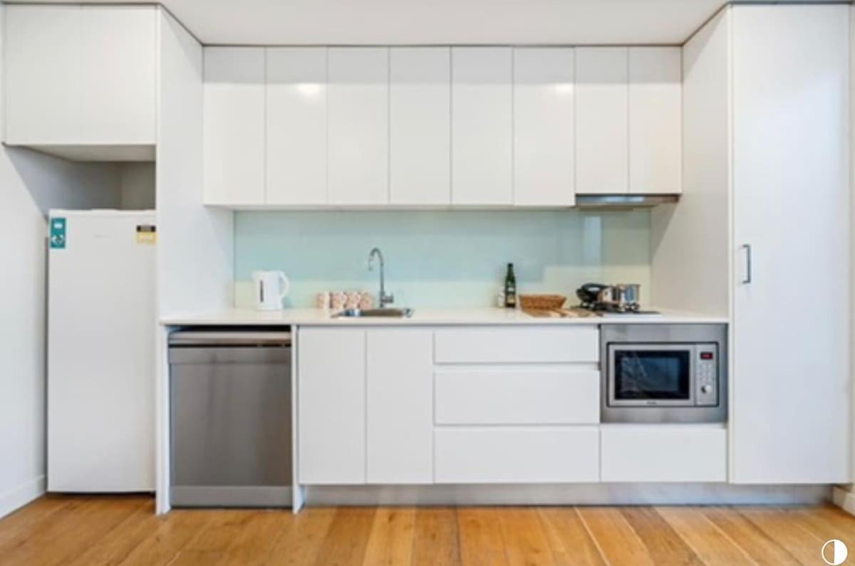 Central, Modern 1 Bedroom With Air-con & Balcony Apartment Sydney