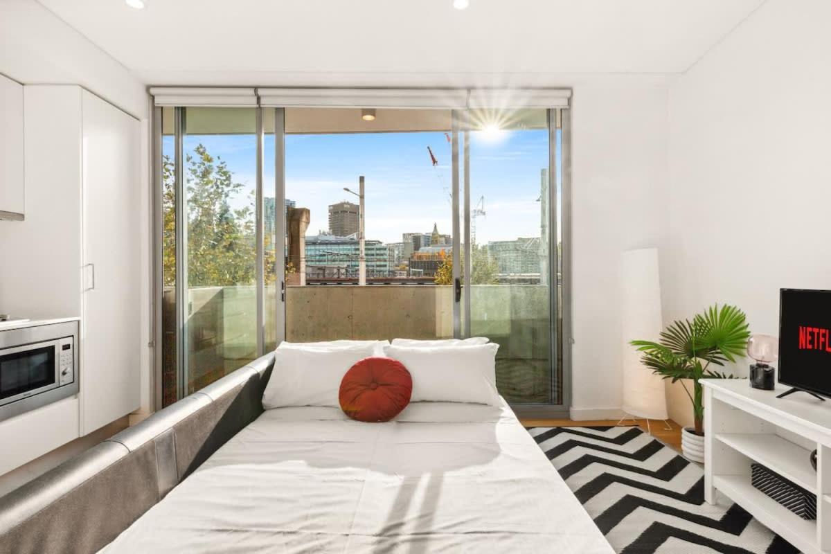 Central, Modern 1 Bedroom With Air-con & Balcony Apartment *
